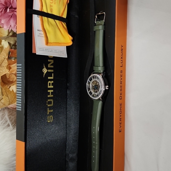 NWT WOMAN'S 38MM LUXURY WATCH - Picture 4 of 4